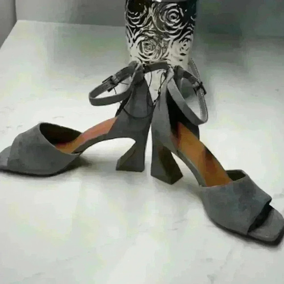 NWT Maurices Gray Suede Tiffany Sculpted Block Heels Size 8.5 - Picture 8 of 14